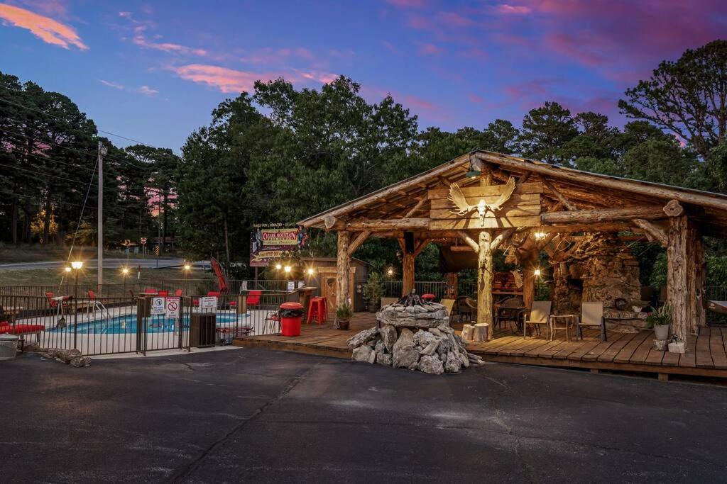 Stonegate Lodge King Bed Wifi 50In Roku Tv Salt Water Pool Room #102 Юрека Спрингс Екстериор снимка